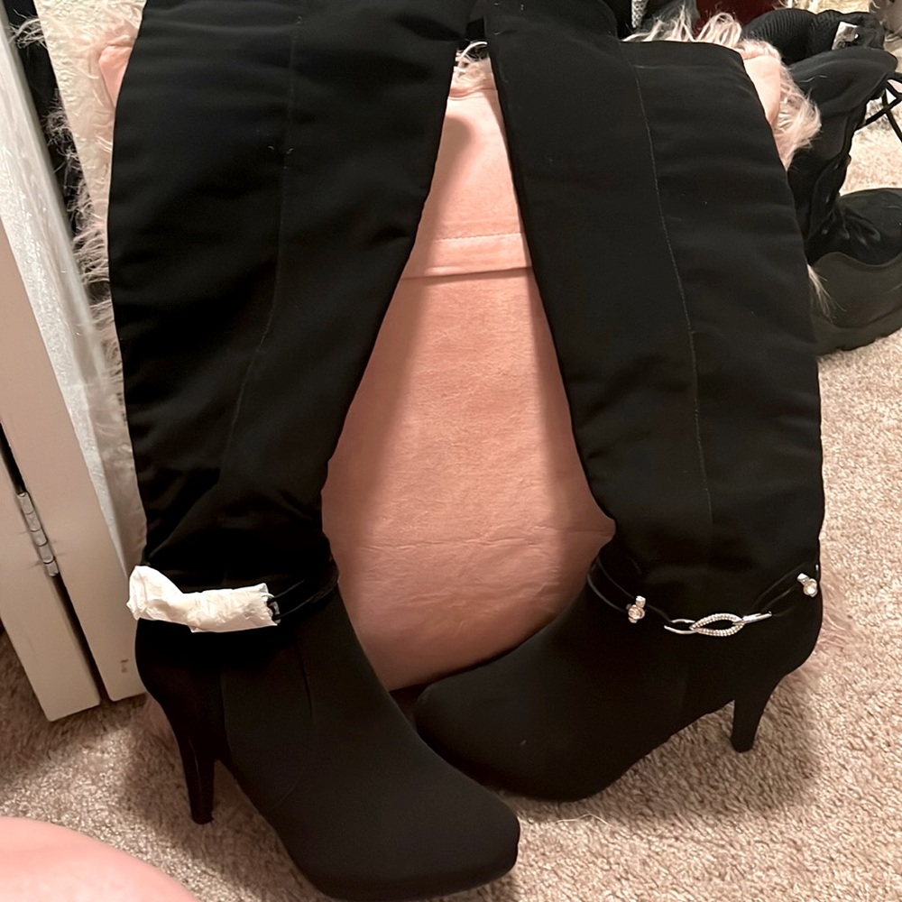 New without tags DreamPairs knee high heeled Boots
